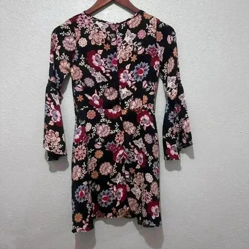 Beautiful floral dress for juniors, woman. Size small. With bell sleeves! - Picture 7 of 8